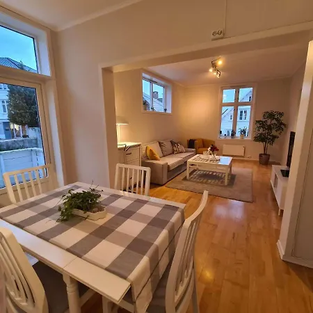 Center Hills - Lovely 2-bedroom W Balcony, Amazing Location Apartment