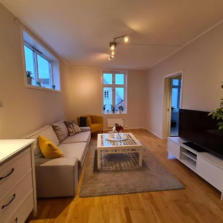 Center Hills - Lovely 2-bedroom W Balcony, Amazing Location *