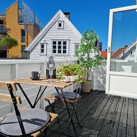 Center Hills - Lovely 2-bedroom W Balcony, Amazing Location Apartment *